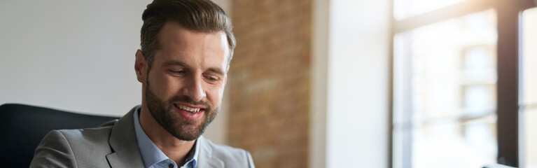 Obraz premium Business company employee smiling at his workplace