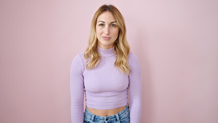Obraz premium Young beautiful hispanic woman standing with serious expression over isolated pink background