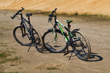 2 BMX Fahrräder im Sand - Gelände: fotographiert an einer Sanddüne im Emsland