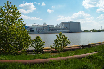 Blick auf die Meyer Werft in Papenburg auf ein fertiggestelltes Kreuzfahrtschiff 