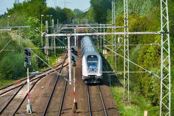 Ein Zug auf offener Strecke zwischen Papenburg und Leer (IC Köln-Emden)