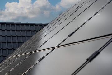 Diese PV-Anlage auf dem Dach einer modernen Wohnanlage nutzt die Kraft der Sonne, um erneuerbare...