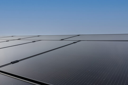 Diese PV-Anlage auf dem Dach einer modernen Wohnanlage nutzt die Kraft der Sonne, um erneuerbare Energie zu erzeugen. Die Solarpanels fangen das Sonnenlicht ein und wandeln es in saubere, grüne Energi