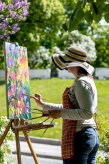 The artist paints an oil painting in nature