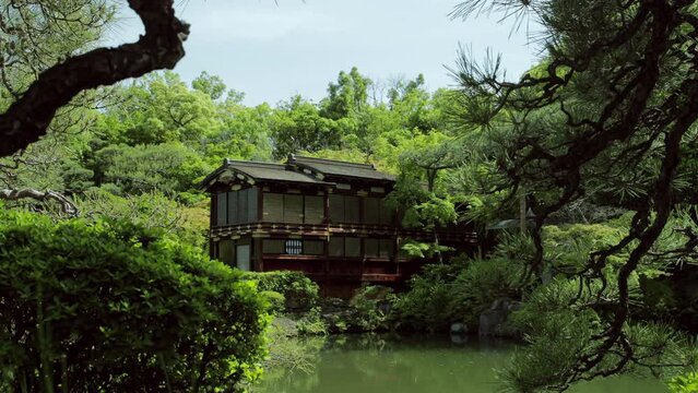 Posadas para el emperador de Japon en un parque Japones sobre un estanque con peces carpa de colores y mucha vegetacion