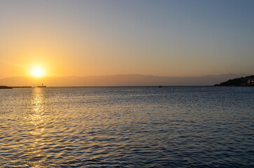 Obraz premium scenic view of Cesme harbor and Chios island at sunset (Izmir province, Turkiye) 