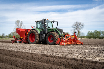 Kartoffelpflanzmaschine im Fr&uuml;hjahr auf dem vorbereiteten Saatbeet im Einsatz,Seitenansicht.