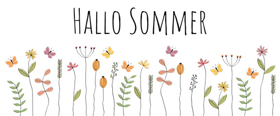 Hallo Sommer - Schriftzug in deutscher Sprache. Grußbanner mit liebevoll gezeichneten Blumen und Schmetterlingen.
