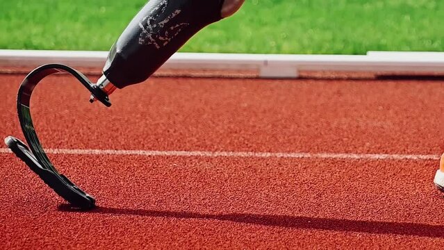 A runner with a prosthesis in the starting position, close-up
