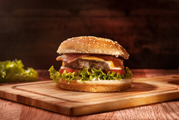 Hamburguesa artesanal a la barrilla con queso cheddar y mozzarella, lechuga y tomate con bacon 