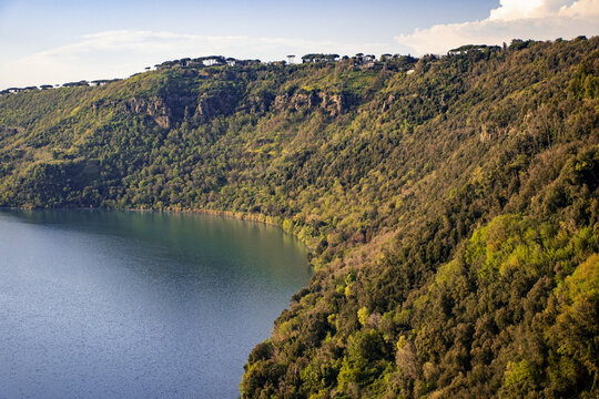 Riva di un lago vulcanico