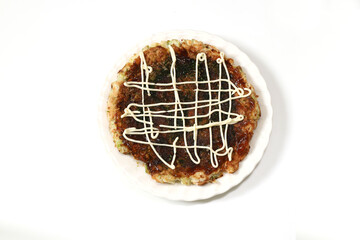 皿にのせたお好み焼き