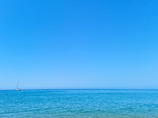 Obraz premium Beautiful photograph of a ship in the ocean with copy space