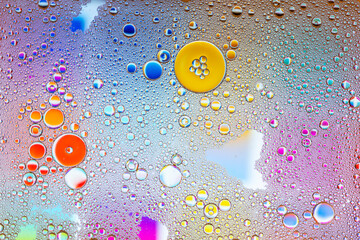 Detalle de burbujas y gotas de agua de varios colores