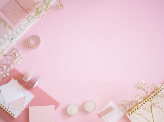 ピンクのフラットレイトップビュー女性用オフィスデスクフレーム、可愛いワークスペース