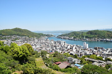 眼下に広がる尾道水道の風景