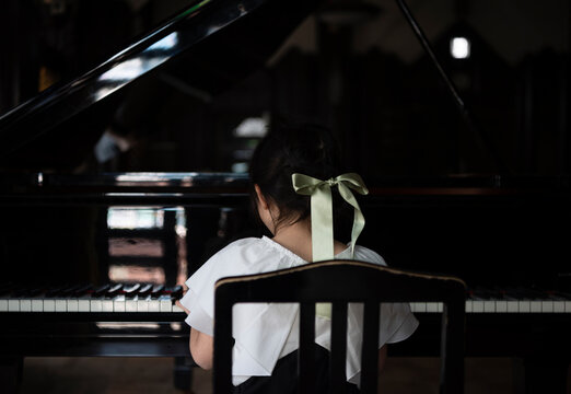 ピアノを弾くアジア人の女の子
