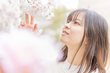 桜と女性