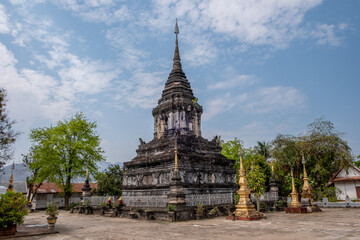 Obraz premium Ancient stupa at Wat Hosian Voravihane Buddhist Temple in Luang Prabang Laos