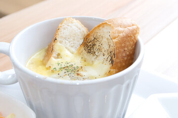 温かいパン入のスープ