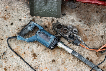 Manual electric vibrator for concrete pouring work. Using a concrete vibrator to compact hard...