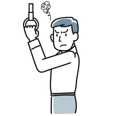 つり革につかまってこちらを睨む男性の上半身