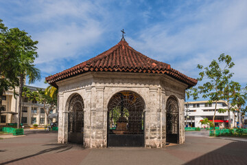 Magellan Cross Pavilion on Plaza Sugbo in cebu city, philippines - obrazy, fototapety, plakaty