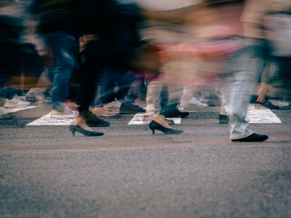 【社会】横断歩道で人々が歩いて交差して行き交う様子　動きによるブレ