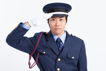 敬礼をする男性警備員