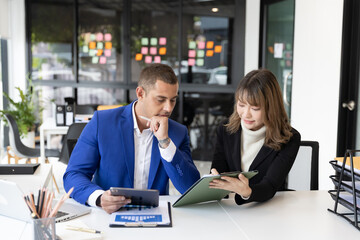 Group of asia business people sitting and talking, meeting, presenting, presenting graphs, chatting happily at the office.