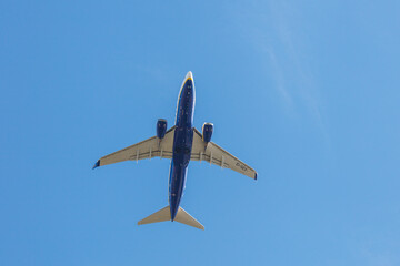 737 73S EI-SEV doing a bit of pilot training in clear skys - stock photo