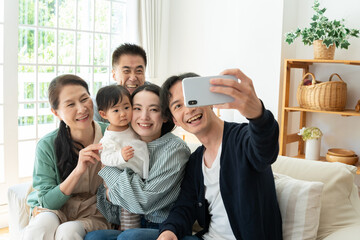 Obraz premium 記念撮影をする日本人三世代家族
