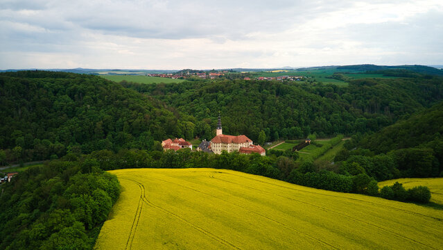 Schloss Weesenstein im frühling, blühendes Rapsfeld