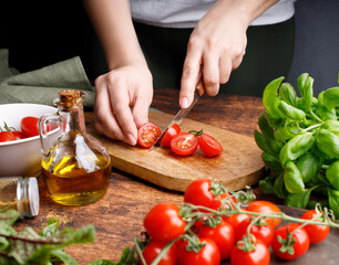 person slicing tomato