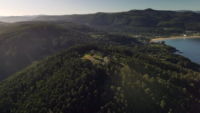 Belleza natural de R&iacute;a Viveiro desde &ldquo;Monte Faro&rdquo; entrada R&iacute;a de Viveiro, mar cant&aacute;brico en Galicia, Espa&ntilde;a. Hermoso paisaje costero a vista de dron.