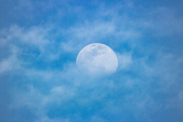 昼の空、青空と白い大きな月と雲