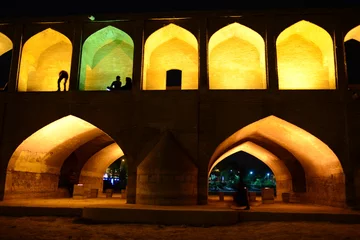 Cercles muraux Pont Khadjou Khaju Bridge in Isfahan lit up at dusk in Iran