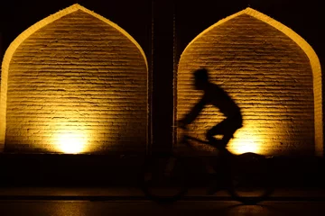 Cercles muraux Pont Khadjou Khaju Bridge in Isfahan lit up at dusk in Iran