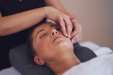 Obraz na płótnie Canvas Woman having japan style face massage in salon