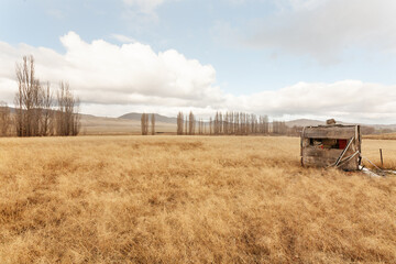Obraz premium Old derelict caravan sitting abandoned in a rural paddock