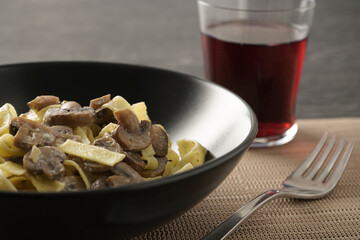Pasta con i funghi e bicchiere di vino