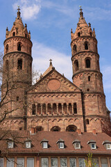 Fototapeta premium Dom St. Peter zu Worms; Osttürme und Ostchor vom Neumarkt gesehen