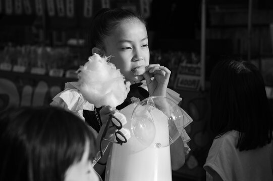 お祭りで綿菓子を食べる女の子