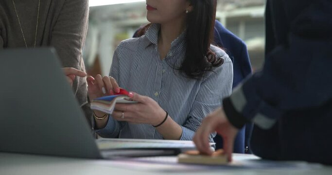 팀장과 함께 즐겁게 일하는 팀원들