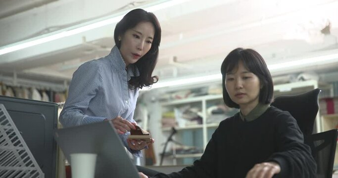 마주보며 이야기를 경청하는 동료