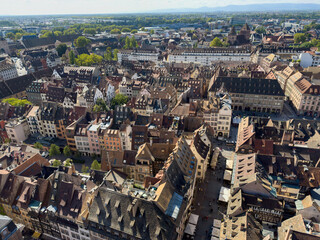 Obraz premium An aerial view of a residential district in Strasbourg, Alsace reveals the unique perspective of tall buildings and crowded cityscapes from a birds-eye view.