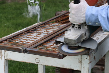 Cleaning metal in places of electric welding using a flap disc for an angle grinder