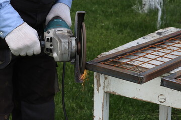 Cleaning metal in places of electric welding using a flap disc for an angle grinder