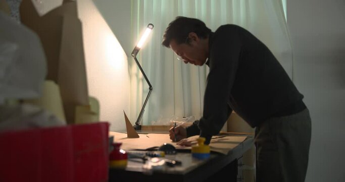 스탠드를 켜고 일하는 의상디자인 전문가