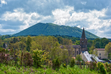 paysage d' Auvergne, église de Saint Ours, Puy de Dôme
